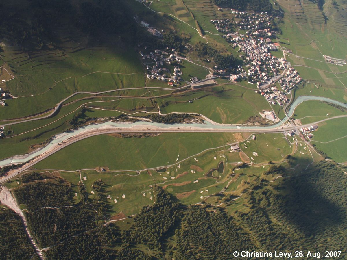 Madulain, Aue San Batrumieu. Dorf am rechten Bildrand: Zuoz. Madulain liegt ausserhalb des linken Bildrandes.